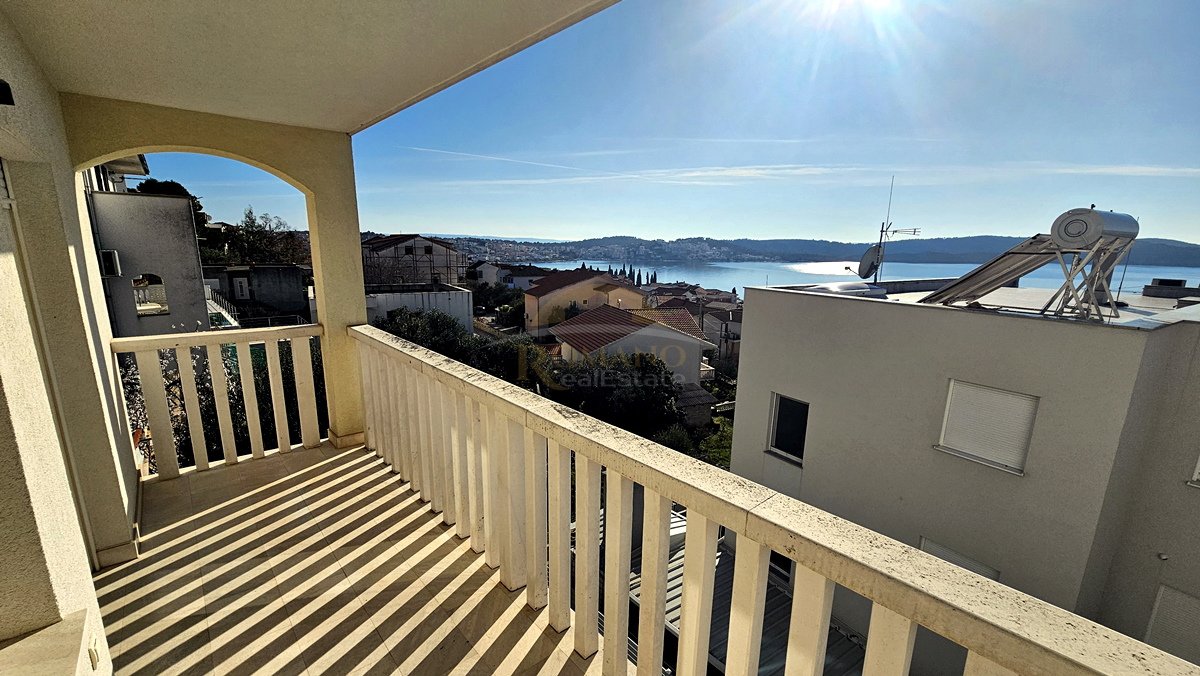 Trosobno stanovanje v Okrugu Gornjem/Čiovo z veliko teraso, garažo in pogledom na morje